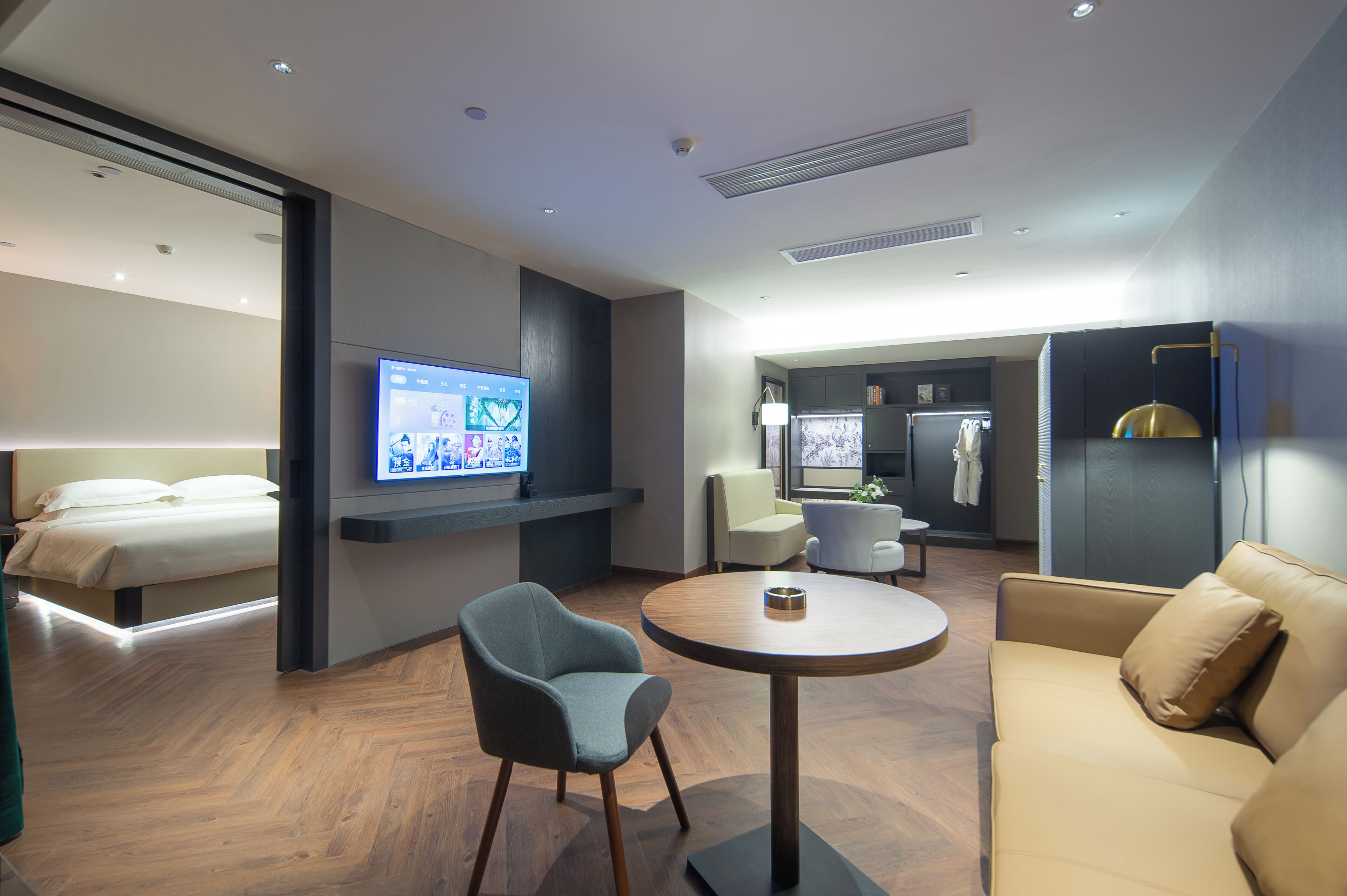Business Suite, City View