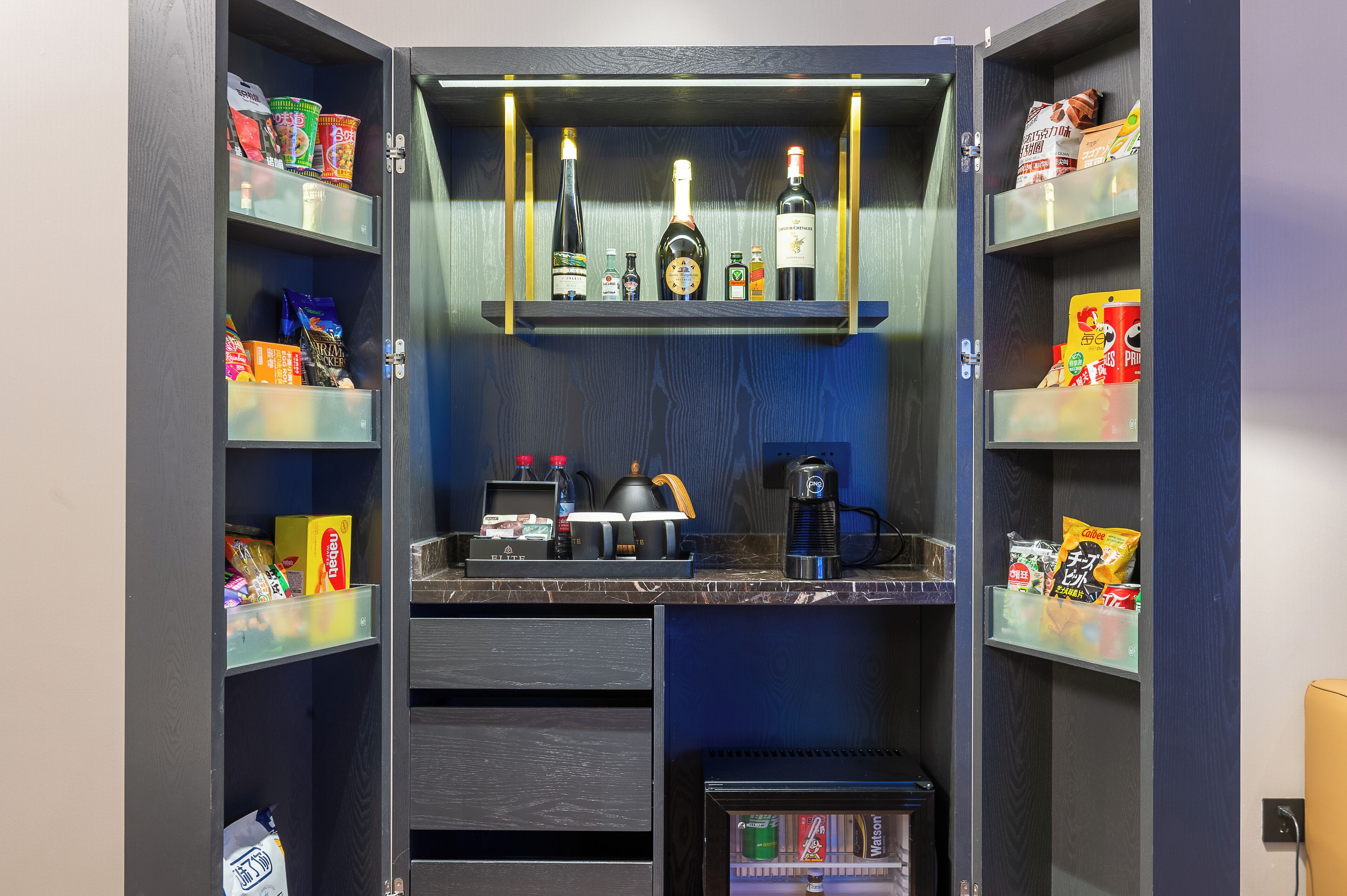 Un mini-bar compact doté d’étagères pour ranger des collations, des boissons et de petits ustensiles de cuisine.