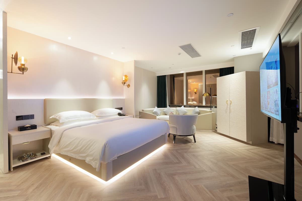 Luxury Suite, City View | Peralatan tempat tidur hipoalergenik, gebar bulu kapas