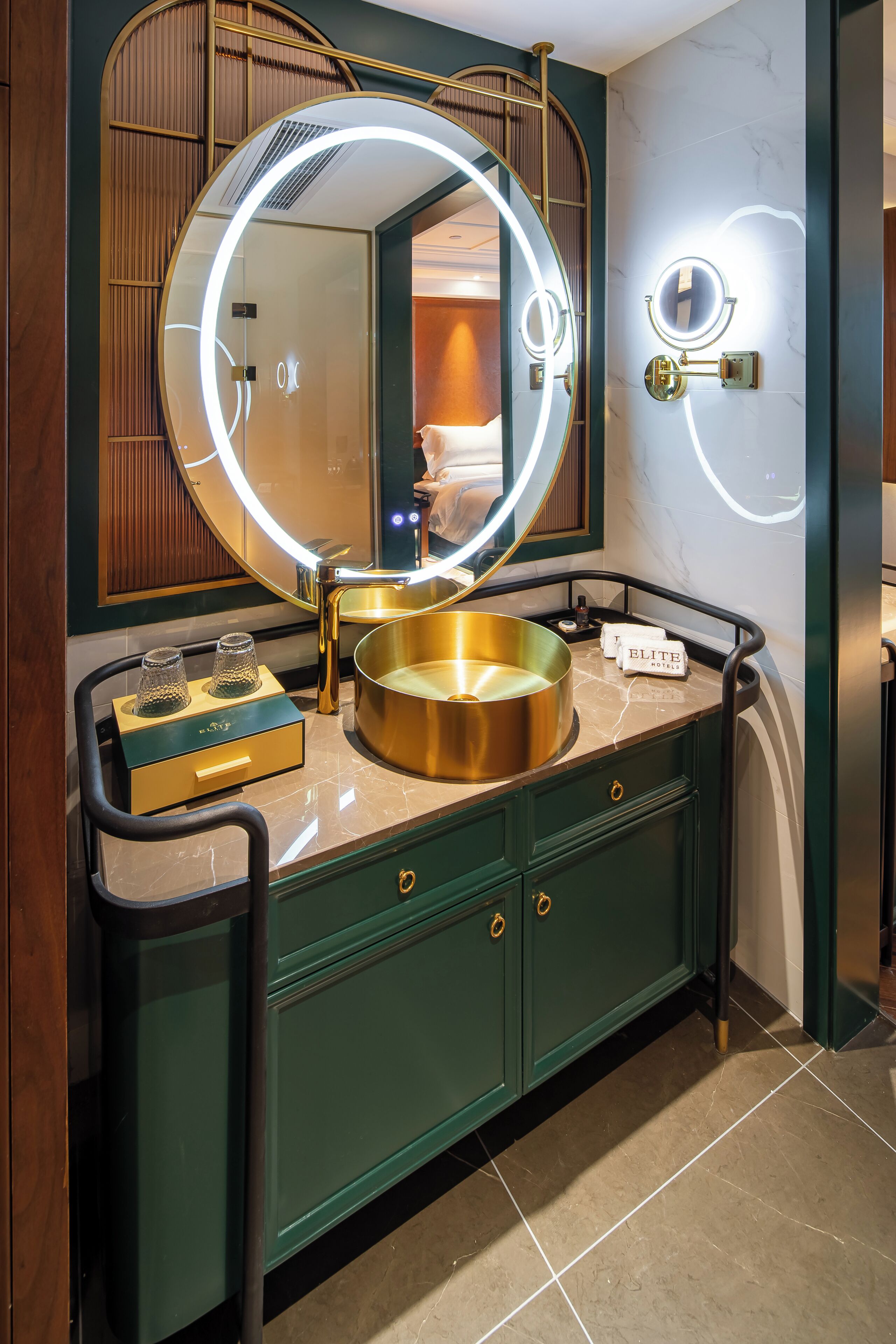 Secador de pelo, pantuflas, toallas, jabón