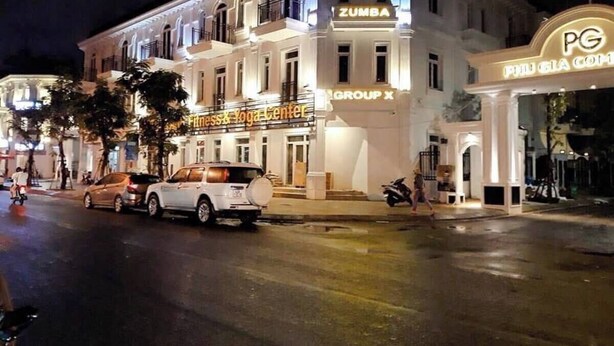 Un edificio con un letrero que anuncia 'Zumba', 'PG Pilates & Yoga Center'.