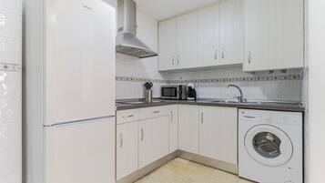 Jääkaappi, mikroaaltouuni, uuni, liesi