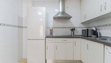 Kühlschrank, Mikrowelle, Ofen, Herdplatte