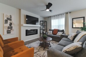 Smart-TV, Kamin, Tischtennisplatte