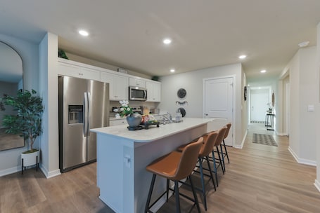 Fridge, microwave, oven, stovetop. Spacious 5-bedroom house with AC and WiFi in fantastic NE Ankeny