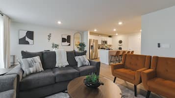 Una Smart TV, una chimenea, una mesa de tenis de mesa
