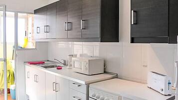 House, 3 Bedrooms, Terrace | Private kitchen