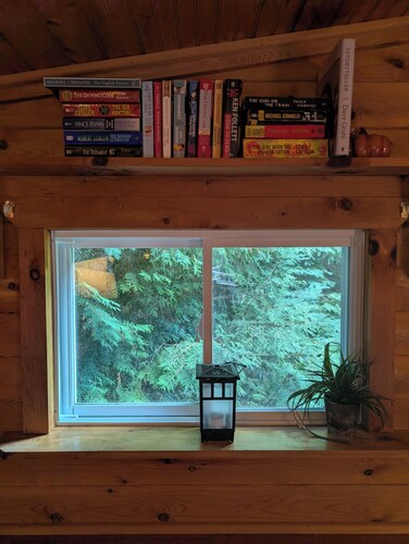 Serenity Lane Stay: Private cabin in the woods on an animal sanctuary