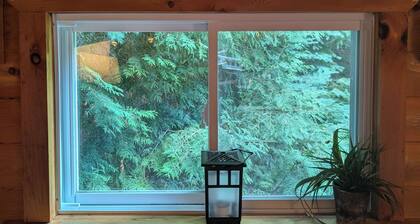 Serenity Lane Stay: Private cabin in the woods on an animal sanctuary