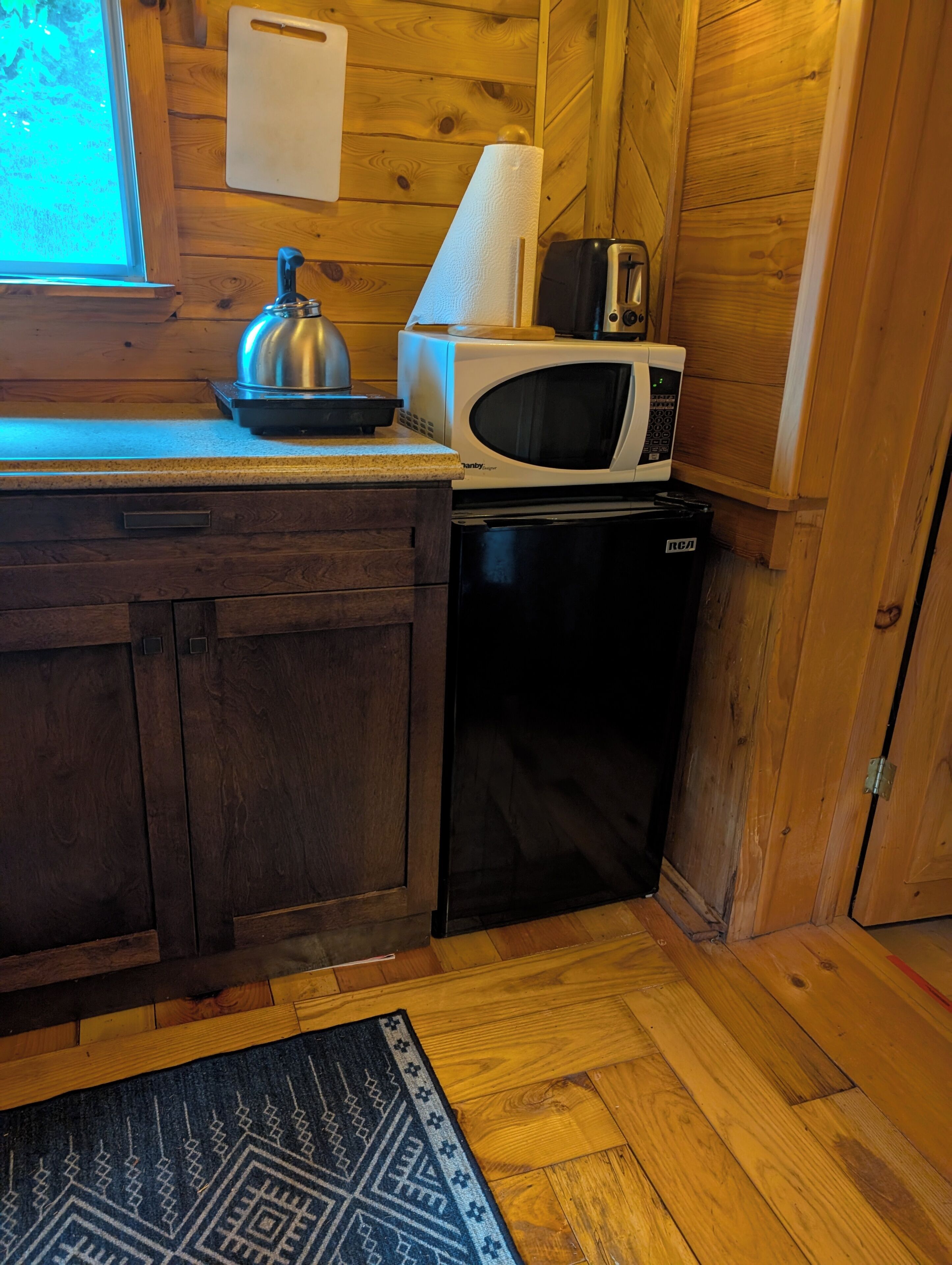 Jääkaappi, mikroaaltouuni, liesi, kahvin-/teenkeitin