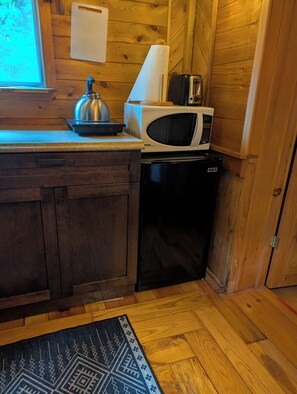 Réfrigérateur, micro-ondes, plaque de cuisson, cafetière/bouilloire