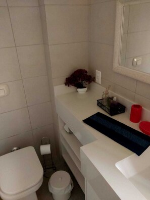 Shower, hair dryer, towels, soap - Cozy penthouse in Barra da Lagoa - 200m from the beach. (Barra da Lagoa Florianópolis)