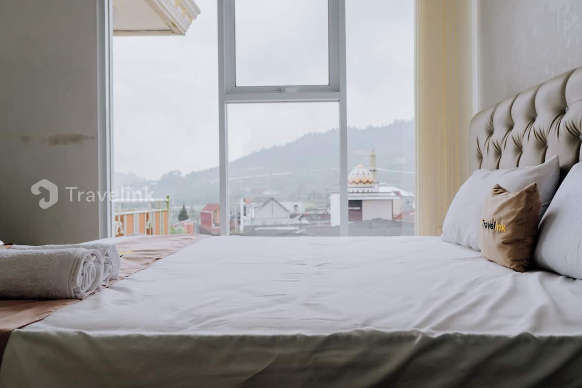 Quarto luxo, vista para a montanha | Cortinas blackout, ferros/tábuas de passar roupa, Wi-Fi de cortesia