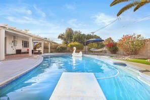Outdoor pool - Picture-Perfect Home! Heart of Scottsdale!  Sleeps 8-10 4beds/2bath/pool/studio (Scottsdale)
