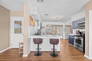 Kylskåp, brödrost, mixer och grytor/köksredskap