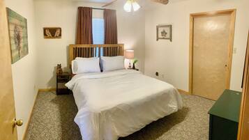4 slaapkamers, een bureau, een strijkplank/strijkijzer, reisbedje