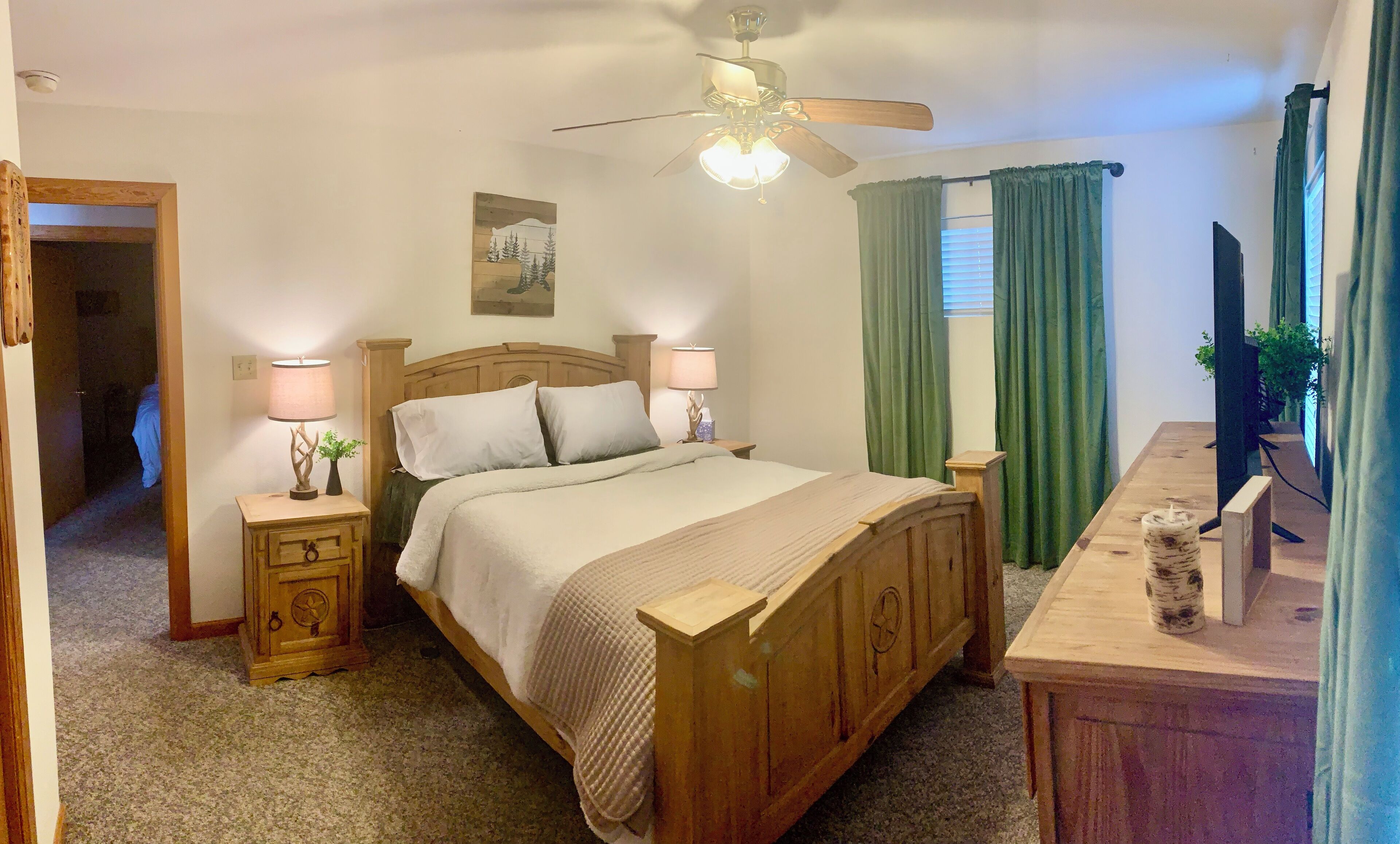 4 makuuhuonetta, työpöytä, silitysrauta/-lauta, vauvan matkasänky