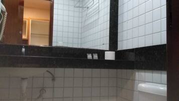 Bruser, hårtørrer, håndklæder, Sæbe