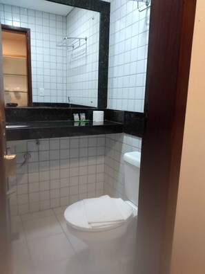 Douche, sèche-cheveux, serviettes fournies, savon