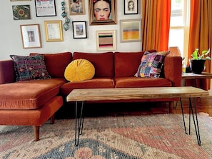Smart TV, books - Frida House . Sweet Location. Free Bikes (Austin)