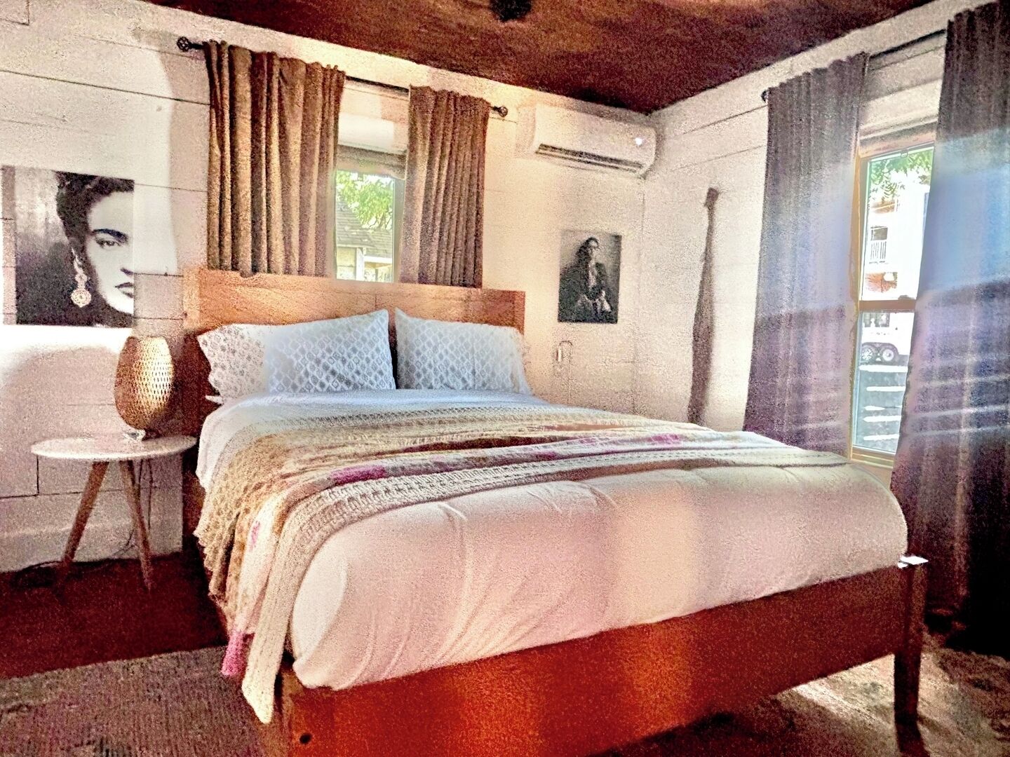 1 slaapkamer, een bureau, een strijkplank/strijkijzer, reisbedje