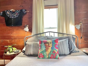 1 habitación, escritorio, tabla de planchar con plancha y cuna de viaje