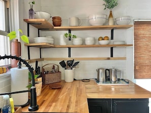 Fridge, microwave, oven, stovetop - Frida House . Sweet Location. Free Bikes (Austin)