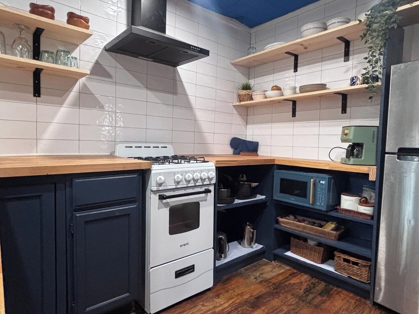 Coffee/tea maker, fridge, microwave, oven
