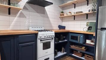 Coffee/tea maker, fridge, microwave, oven