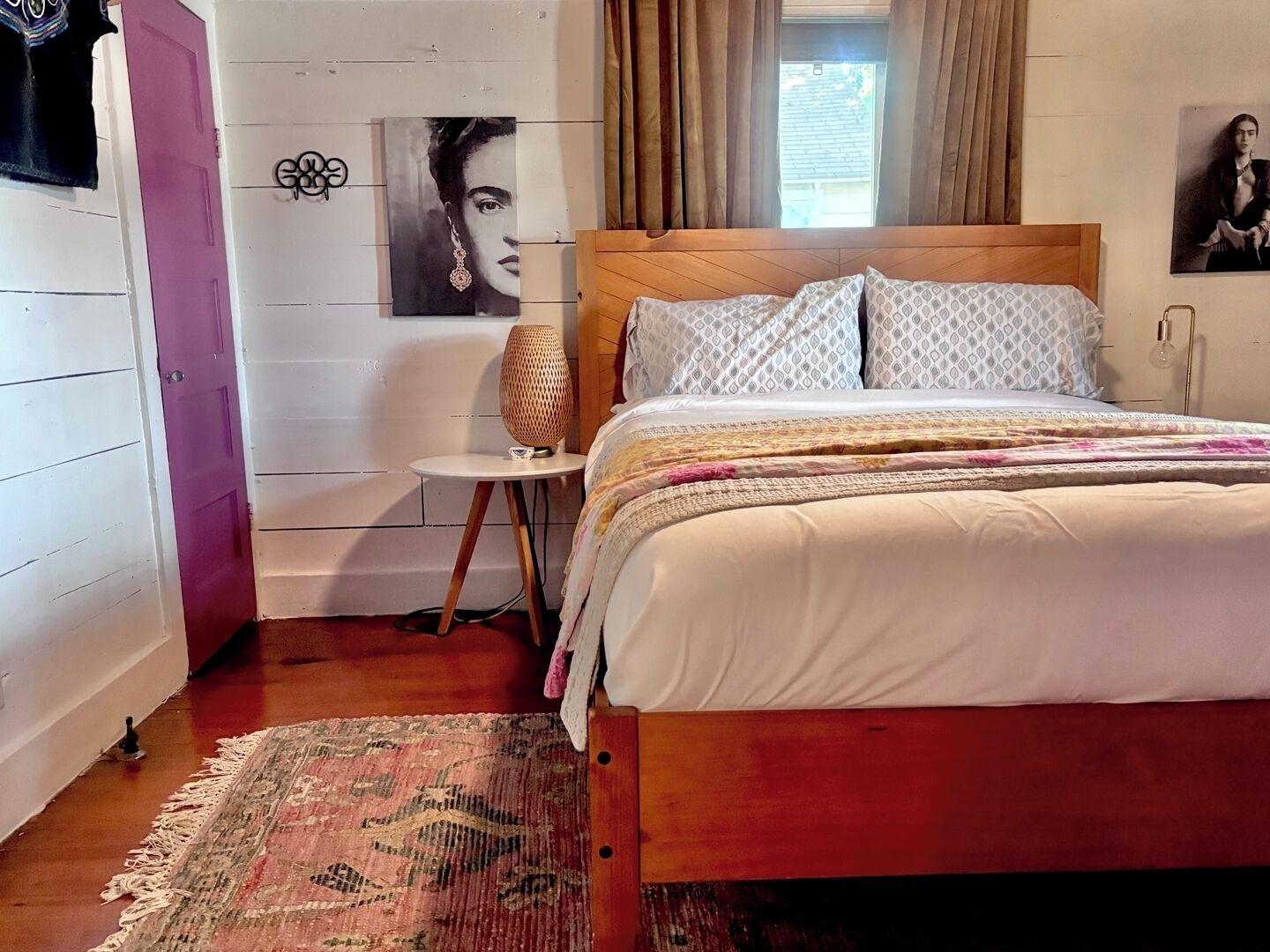 1 slaapkamer, een bureau, een strijkplank/strijkijzer, reisbedje