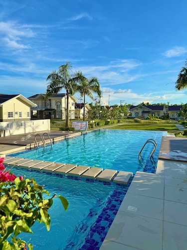 Spacious 3-bedroom bungalow with AC, WiFi and pool access in a fenced community.