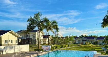 Spacious 3-bedroom bungalow with AC, WiFi and pool access in a fenced community.