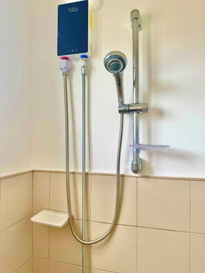 Douche, sèche-cheveux, bidet, serviettes fournies