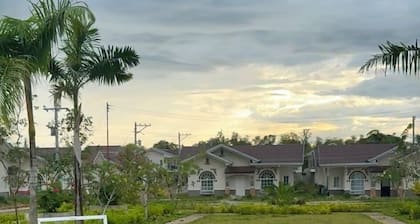 Spacious 3-bedroom bungalow with AC, WiFi and pool access in a fenced community.