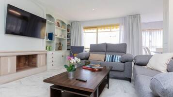 Maison, plusieurs chambres, terrasse | Coin séjour