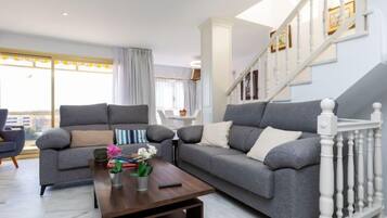 Maison, plusieurs chambres, terrasse | Coin séjour