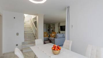 Nhà, nhiều phòng ngủ, hiên | Khu ăn uống