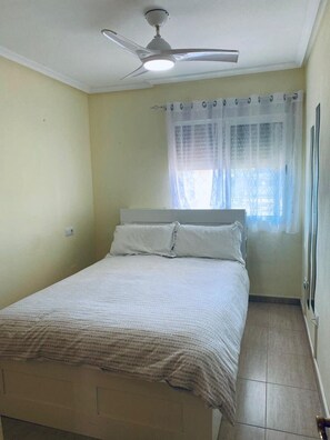 2 chambres, fer et planche à repasser, Wi-Fi gratuit, draps fournis
