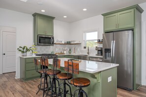 Kühlschrank, Mikrowelle, Ofen, Herdplatte