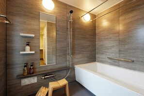 Premium appartement, 2 slaapkamers, sauna | Badkamer | Een aparte badkuip en douche, een haardroger, pantoffels, handdoeken