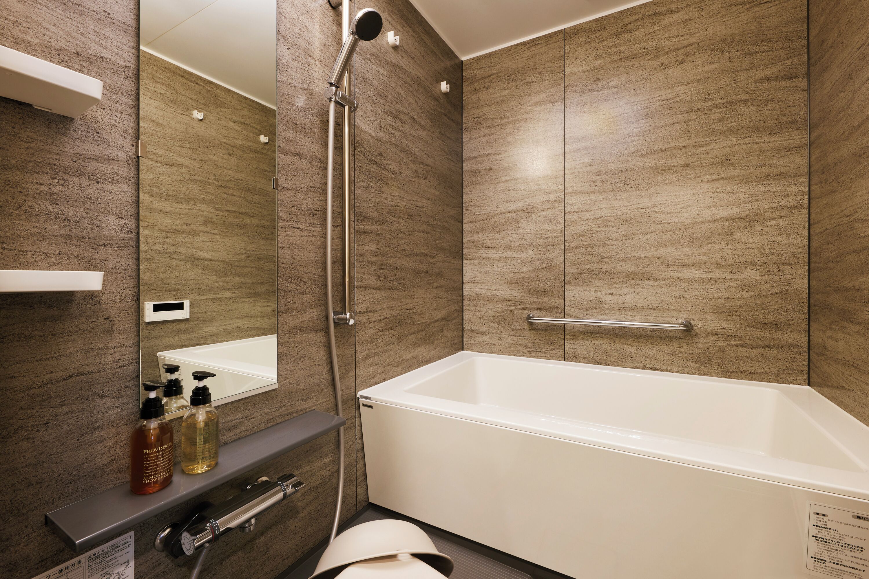 Un baño moderno con bañera, ducha y espejo.