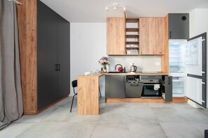 Refrigerador, microondas, horno, placa de cocina