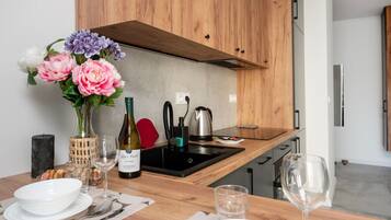 Frigorifero, microonde, forno, piano cottura