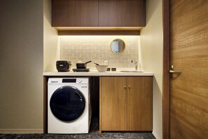 Apartamento Deluxe, 2 habitaciones | Cocina privada | Frigorífico grande, microondas, placa de cocina y arrocera