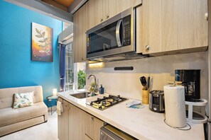 Kühlschrank, Herdplatte, Wasserkocher mit Kaffee-/Teezubehör, Toaster