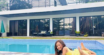 Modern beachside oasis w/ pool 2bed 2bath villa with AC, WiFi in Manukan.