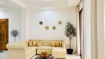 Een smart-tv en een open haard