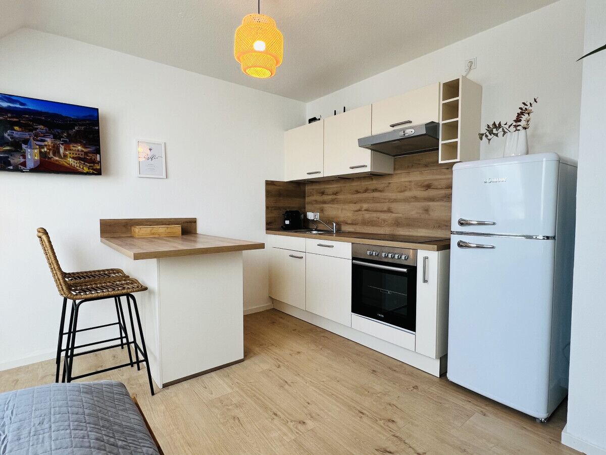 Kühlschrank, Ofen, Herdplatte, Wasserkocher mit Kaffee-/Teezubehör