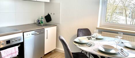 Kühlschrank, Mikrowelle, Ofen, Herdplatte