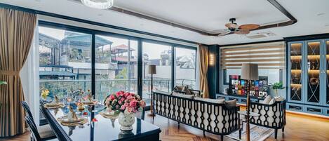 Departamento Premier, vista a la ciudad | 2 habitaciones, minibar, muebles diferentes y escritorio